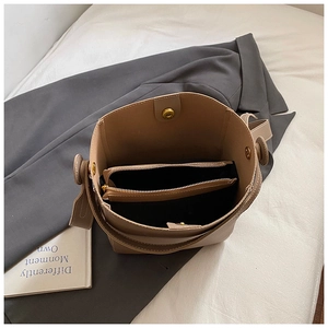 Vue de dessus du sac seau marron avec pochette intérieure et fermoir magnétique doré