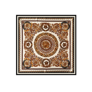 Dettaglio di motivi barocchi dorati e corone sul foulard di seta satinata quadrata
