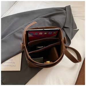 Vue de dessus du sac seau en cuir marron montrant la grande capacité pour tablette
