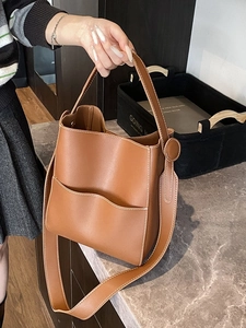 Sac seau en cuir marron avec surpiqûres contrastées blanches et poche vague