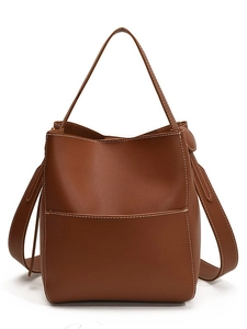 Sac seau en cuir marron avec surpiqûres blanches et bandoulière pour les déplacements quotidiens