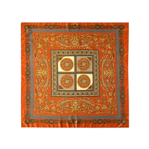 Detailansicht eines 90x90cm Satin-Halstuchs mit orangefarbenem Barock- und Mäandermuster