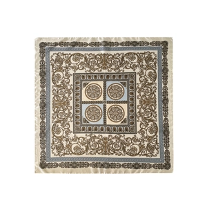 Detailansicht vom Seidenschal mit Barockmuster und griechischem Randdesign