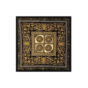 Detailansicht eines großen Satinschals mit goldenen Barock-Prints und Mäander-Bordüre