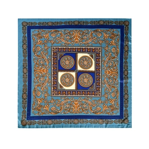 Draufsicht auf ein 90x90cm Vintage-Satin-Quadrat-Halstuch mit blauem Barockmuster-Druck