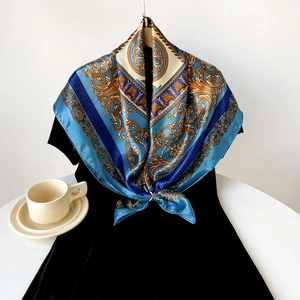 Detail eines 90cm Satin-Quadrat-Schals mit verzierten goldenen Barockmustern auf Marineblau