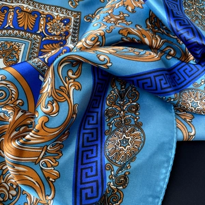 Makroaufnahme von blauem Barock-Seidentuch mit Satinglanz und goldenen Ziermustern