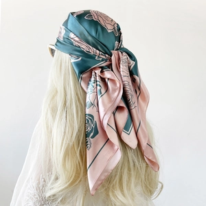 Dettaglio del foulard quadrato in raso di seta con motivi di rose retrò verdi e rosa