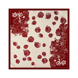 Dettaglio del motivo del grande foulard di seta satin 90cm con stampe floreali di rose