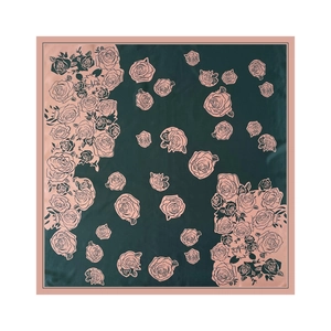 Dettaglio di un foulard quadrato in seta satinata con motivi floreali a rose e texture liscia