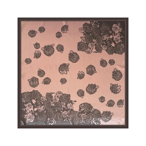 Dettaglio di motivi a rose su un foulard quadrato di seta satinata rosa di 90 cm