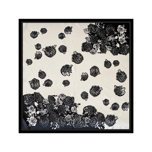 Foulard quadrato in raso da 90 cm con elegante stampa floreale di rose bianche e nere