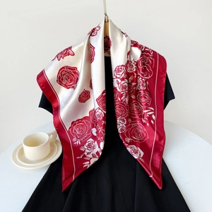 Elegante foulard in seta satinata 90cm con rose rosse da donna su un abito nero