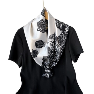 Foulard in seta satinata 90cm con stampa rose nere indossato come accessorio donna