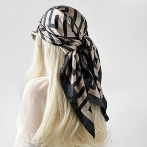 Women Elegant Satin Square Scarf Vintage Geometric Print Silk Like Bandana Headscarf Fashion Commuting Office Accessory