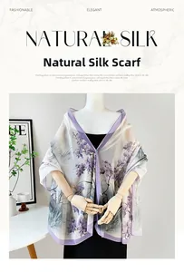 Détail d'une écharpe en soie Shulun avec imprimé floral violet et texture douce