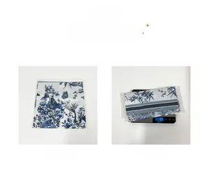 Détail d'un foulard en soie de 89g avec motifs floraux bleus et imprimé de papillons