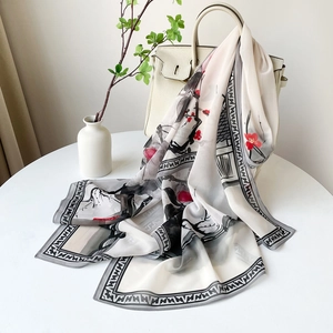 Détail de l'imprimé floral chinois vintage sur un foulard en soie translucide de qualité
