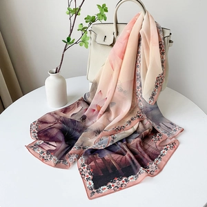 Détail d'une écharpe en soie avec imprimé lotus et dégradé violet sur un sac blanc