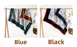 Détail de foulards en soie de 90cm avec imprimé HAPPINESS en bleu et noir au choix