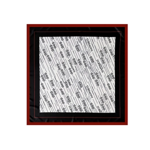 Détail d'un foulard en soie de 90cm avec bords rouges et motif de roses Happiness