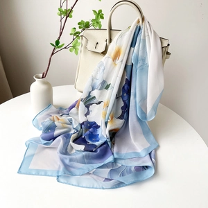 Vue détaillée du grand châle en soie à imprimé floral avec bordure bleu clair chic