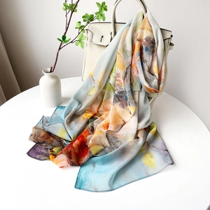 Écharpe en soie au motif de peinture à l'huile drapée sur un sac à main chic