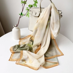 Détail d'un élégant châle en soie avec imprimé floral aquarelle et bords roulés main
