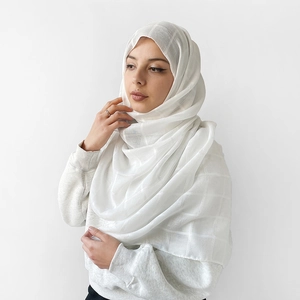 Elegante hiyab blanco para mujer con un diseño minimalista de patrón de rejilla texturizada