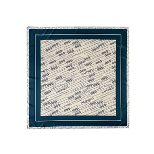 Détail de la texture en sergé et de l'imprimé lettres Happiness sur un foulard en soie