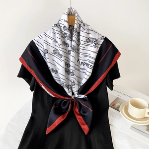 Foulard en soie avec imprimés rose et happiness en bleu marine et rouge, noué en châle