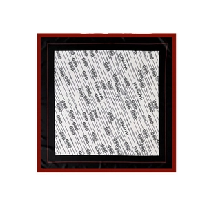 Carré de soie classique 90cm avec bordure rouge et imprimés de lettres Happiness chic
