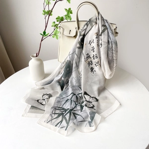 Détail d'une écharpe élégante en soie avec imprimé bambou et calligraphie chinoise
