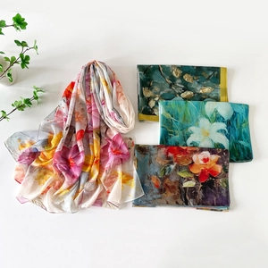 Détails de foulards en soie aux motifs floraux artistiques et texture satinée