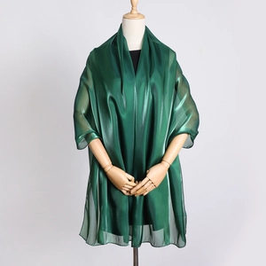 Detail of emerald green organza hijab with premium metallic luster on a mannequin