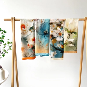 Gros plan détaillé de quatre écharpes en soie aux motifs floraux traditionnels