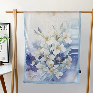 Détail de l'écharpe à imprimé floral iris bleu clair avec texture translucide sur cintre