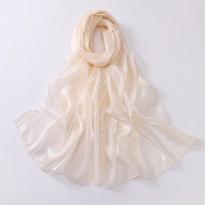 Detail of high-quality cream organza hijab with pearl metallic luster and fine stitching