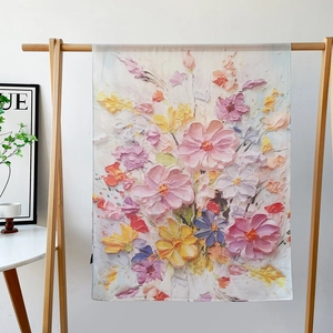 Détail d'un foulard en satin aux motifs floraux style peinture à l'huile sur portant