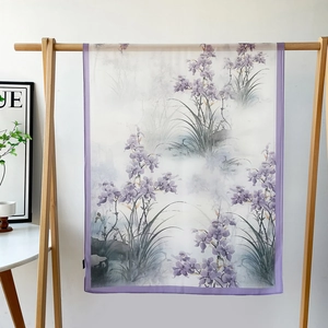 Détail d'un grand châle en satin léger aux motifs d'orchidées violettes et bordures violettes