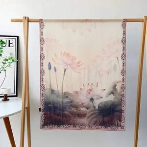 Détail de l'imprimé lotus artistique sur un châle léger en soie semi-transparente