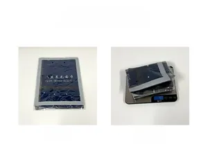 Détail d'une écharpe bleu marine en soie et laine avec perles et affichage du poids de 93g