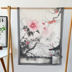 Gros plan détaillé d'une écharpe en satin de soie avec peinture à l'encre chinoise et fleurs