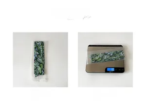 Baumwollschal mit abstraktem Print in Verpackung und beim Wiegen auf einer Waage