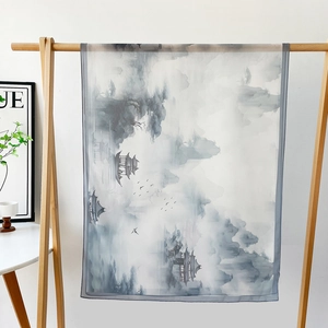 Détail d'une écharpe en soie avec peinture à l'encre chinoise sur support en bois