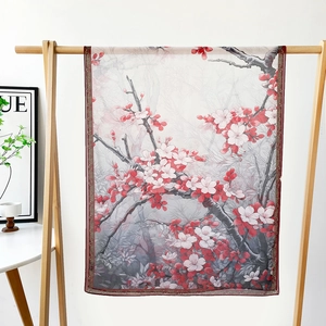 Détail de l'écharpe en satin élégante avec imprimé de fleurs de prunier et bords rouges