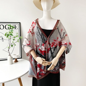 Châle élégant en soie pour femme avec imprimé floral vintage gris et accents rouges