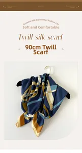 Dettaglio del foulard in seta twill 90x90cm con motivi geometrici sulla gruccia