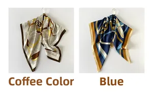 Dettaglio di foulard in seta marrone e blu con motivi geometrici e a spirale