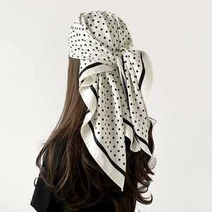 Foulard en imitation soie à pois crème et noir porté par un mannequin de dos